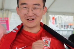 我们互为第12人一起战斗! 高考学子走进奥体为亚泰助威送祝福