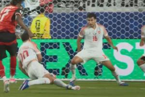 约旦门将出击与阿瑙托维奇相撞,丘库埃梅卡打开门被后卫全力封堵