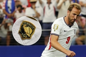曾获2018年世界杯金靴!凯恩也佩戴了FIFA官方的定制臂章