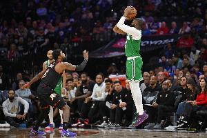 埃奇库姆:我听到乔治和杰伦·布朗的交易信息时 正在做足疗