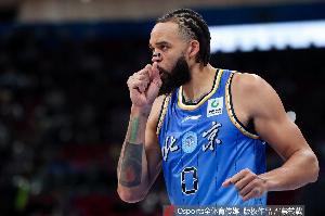 媒体人:前NBA球员&北京外援麦基加盟上海男篮 已到队训练!