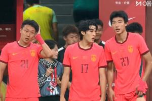 国足半场换四人!赵松源、布尼亚明、李扬、黄嘉辉替补登场
