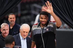 字母哥:我觉得我还很年轻 想在NBA打至少20个赛季