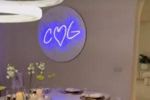 乔治娜更新社媒:摆放全家餐具,背景墙写着“C❤️G”