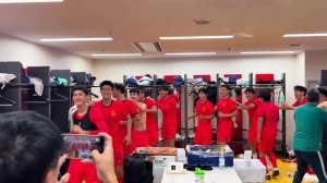 接着奏乐接着舞!U23国足亚运夺铜 赛后更衣室集体跳舞庆祝!
