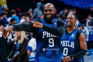湖人媒体人:詹姆斯在快攻中极具威胁 76人的转换进攻是杀手锏