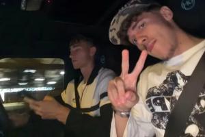切勿模仿!马卡:赫伊森与皮塔奇合照惹争议,前者疑似开车看手机
