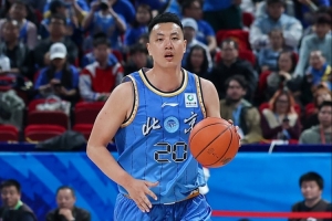跨界联动!翟晓川来到中网现场 为亚历山德洛娃的女单比赛挑边