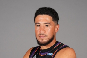 找找状态!布克出战半场7中4得到13分3板3助 第二节独得11分