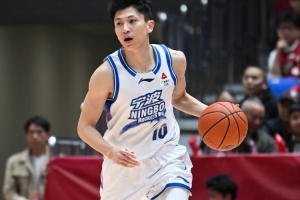 媒体人:CBA新赛季禁止球员、领队兼教练 联盟规定各岗位专人专项