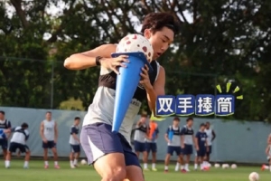 训练场上趣味名场面不断,感受新鹏城球员们的别样训练时刻