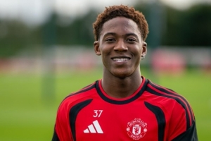 官方:梅努当选曼联球迷票选9月份队内最佳球员