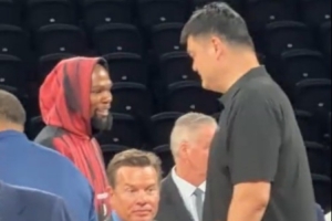火箭名宿!姚明现身NBA中国赛训练场 与杜兰特等人寒暄