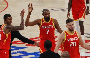 梦幻联动!丁俊晖现场观战NBA中国赛 并表示新赛季看好火箭夺冠