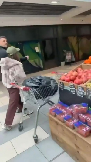 球迷当街嘲讽扎卡伪造疫苗接种,球员本人情绪激动几欲上前理论