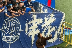 李娜现身中超现场,走进申花球迷看台与球迷自拍合影