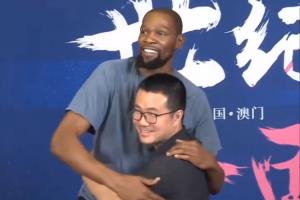 徐静雨认为杜兰特与库里地位相同!大家认为谁是宇宙勇真正老大?