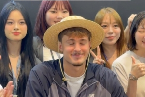新造型不错!弗拉格头戴草帽参加活动 身边美女环绕