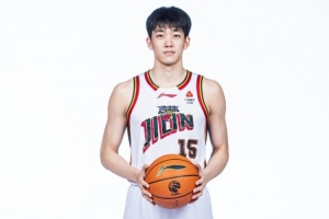 状态出色!万孟霖半场6中4&2记三分拿下13分2篮板