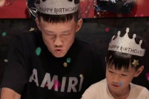周鹏发博与儿子一同庆生:祝我们生日快乐!继续被爱 继续热爱