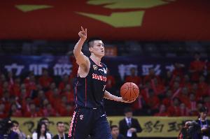 身手全能!周鹏11中7拿到17分4板5助2断3帽 正负值+11