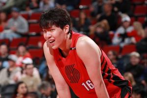 进攻不错!杨瀚森替补打了21分钟 8投6中砍13分4板4助