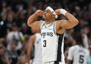 高效输出!凯尔登半场8投4中&罚球7中6 得到14分3板3助2断