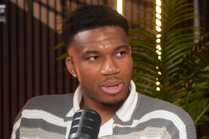 字母哥:不想因为NBA巨星身份就与普通生活隔绝 我也只是普通人