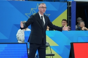 记者:广东靠着五小阵容追分 广厦想用高度优势却没用上