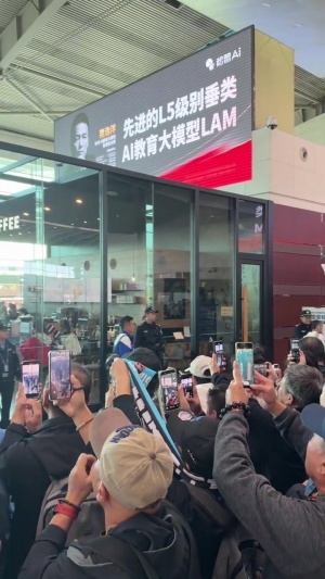 孤注一掷!大连英博今日全员出征成都,机场大批球迷前来壮行