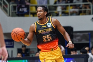 效率极差!卡德雷·格雷17中4&三分7中1拿到13分6板3助1断