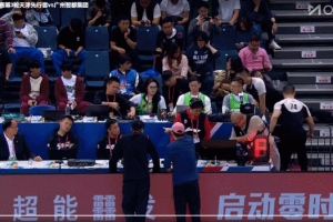 比赛被迫中断!广州外援加特林撞到头部 裁判回看但设备出现故障