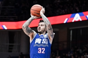 火力全开!约克打满半场12中7轰下22分4板 三分9中6