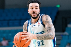下半场被针对了!约克上半场6记三分砍20分 全场7记三分砍28分
