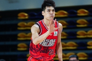 媒体人:陈国豪三分线外进步明显 场均命中3.3个 场均得到17.3分