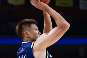 媒体人:37岁的周鹏一边顶中锋 一边命中杀死比赛的三分球!