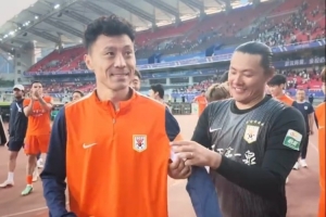 泪目!泰山队谢场王大雷把队长袖标给郑铮,郑铮与球迷激情互动