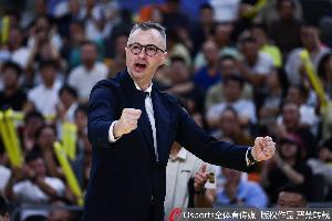 杨鸣:广东半场落后那么多挺不可思议 相信广东球迷也挺震撼