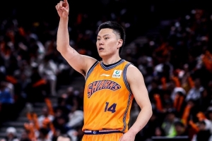 会飞的三分射手!李弘权上半场7中4得到10分2板1断 三分4中2