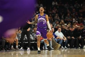 进化了!基昂特·乔治13中7空砍24分9板10助准三双 6失误4犯规