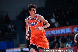 去年状元!杨曦皓12投6中&三分8中5得到17分4板1助