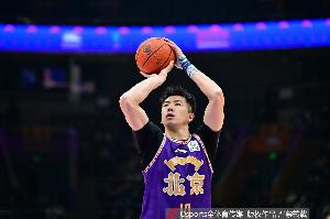 难救主!邹雨宸6中3贡献14分6板3帽 罚球8中6