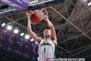 抢篮板很尽力!付豪独揽9篮板&抢5前场板 8中3有6分进账