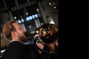 心情完美!凯恩社媒发文道早安:各位早上好