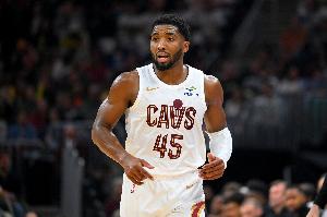 效率不高!米切尔半场10中3仅拿9分5板3助1断