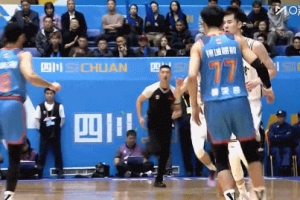 强度不小!黄荣奇&郭昊文对抗产生小摩擦 后者推人被吹进攻犯规!