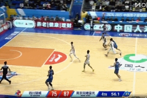 这妥妥五大囧!张恒硕速度贼快穿人缝反击 但上空篮没上进...