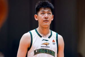 光吃饼还不够!张陈治锋半场4中4拿到8分4板 护筐做得一般