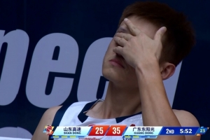 要谨慎处理!周鹏抢篮板被撞到后下场 眉骨肿起大包