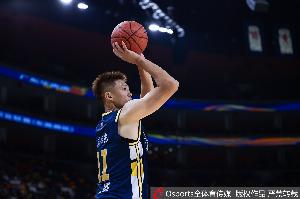 老将尽力了!周鹏9中4拿下11分2板1助3断 攻防均衡